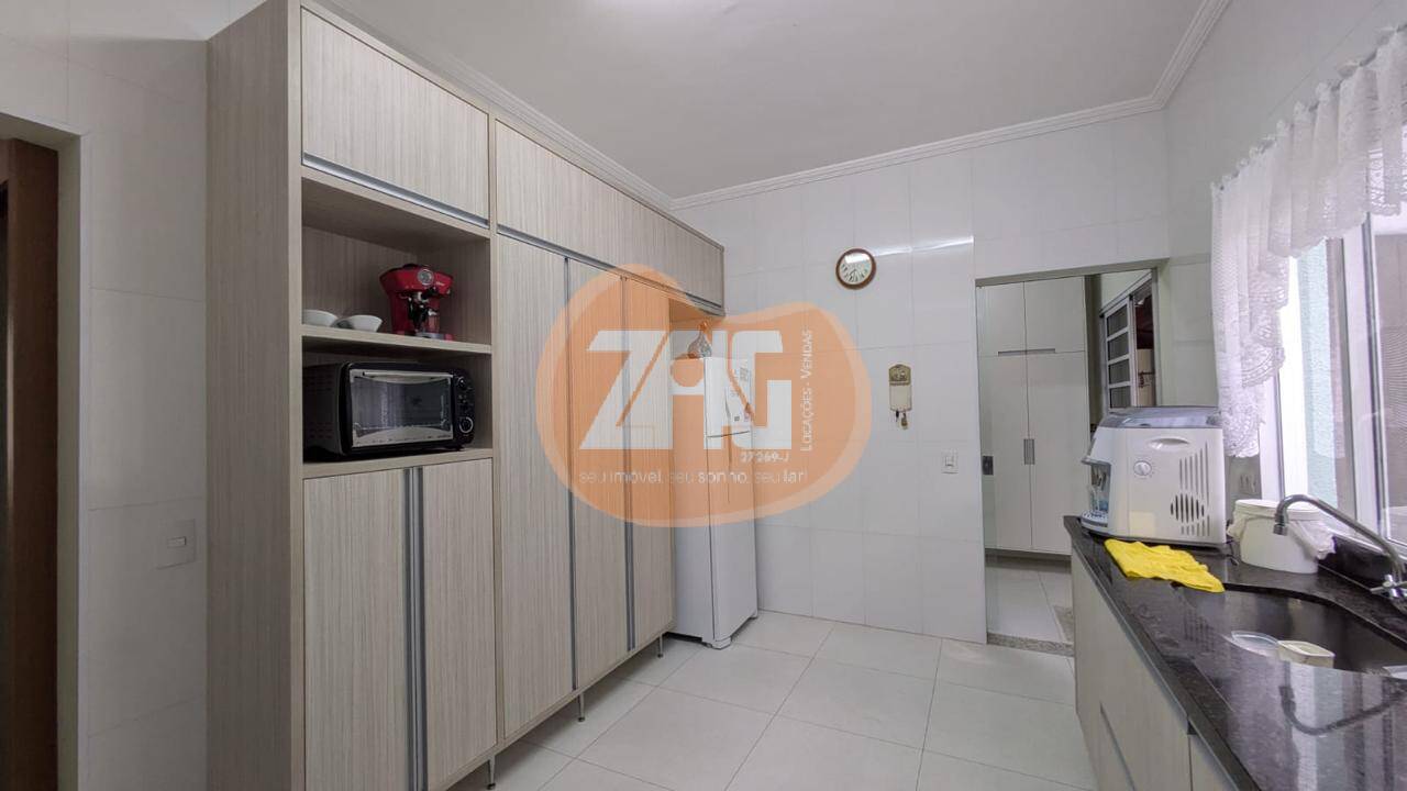 Casa à venda com 3 quartos, 210m² - Foto 1