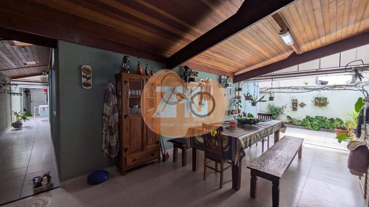 Casa à venda com 3 quartos, 210m² - Foto 3