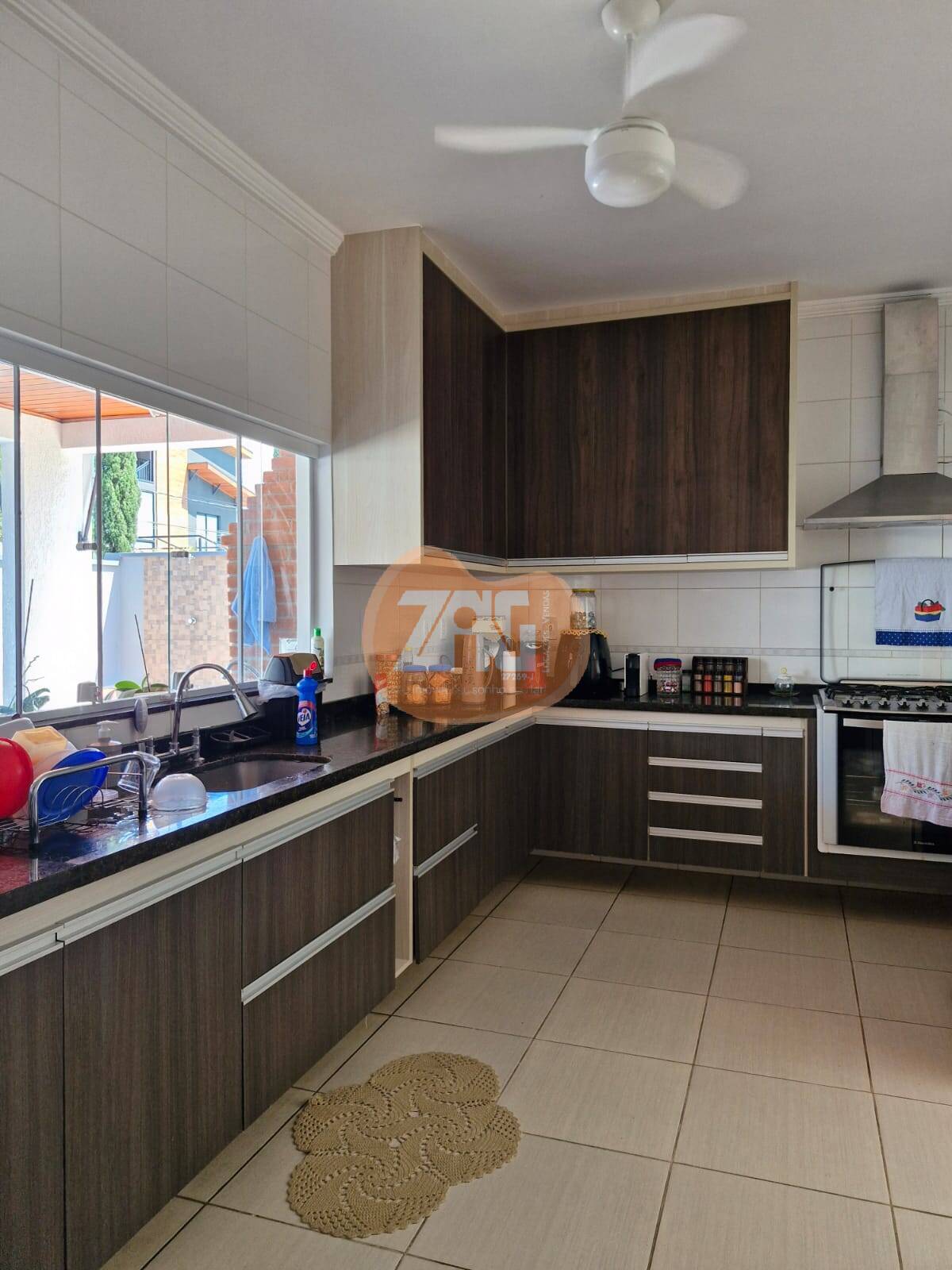 Casa à venda com 3 quartos, 174m² - Foto 1