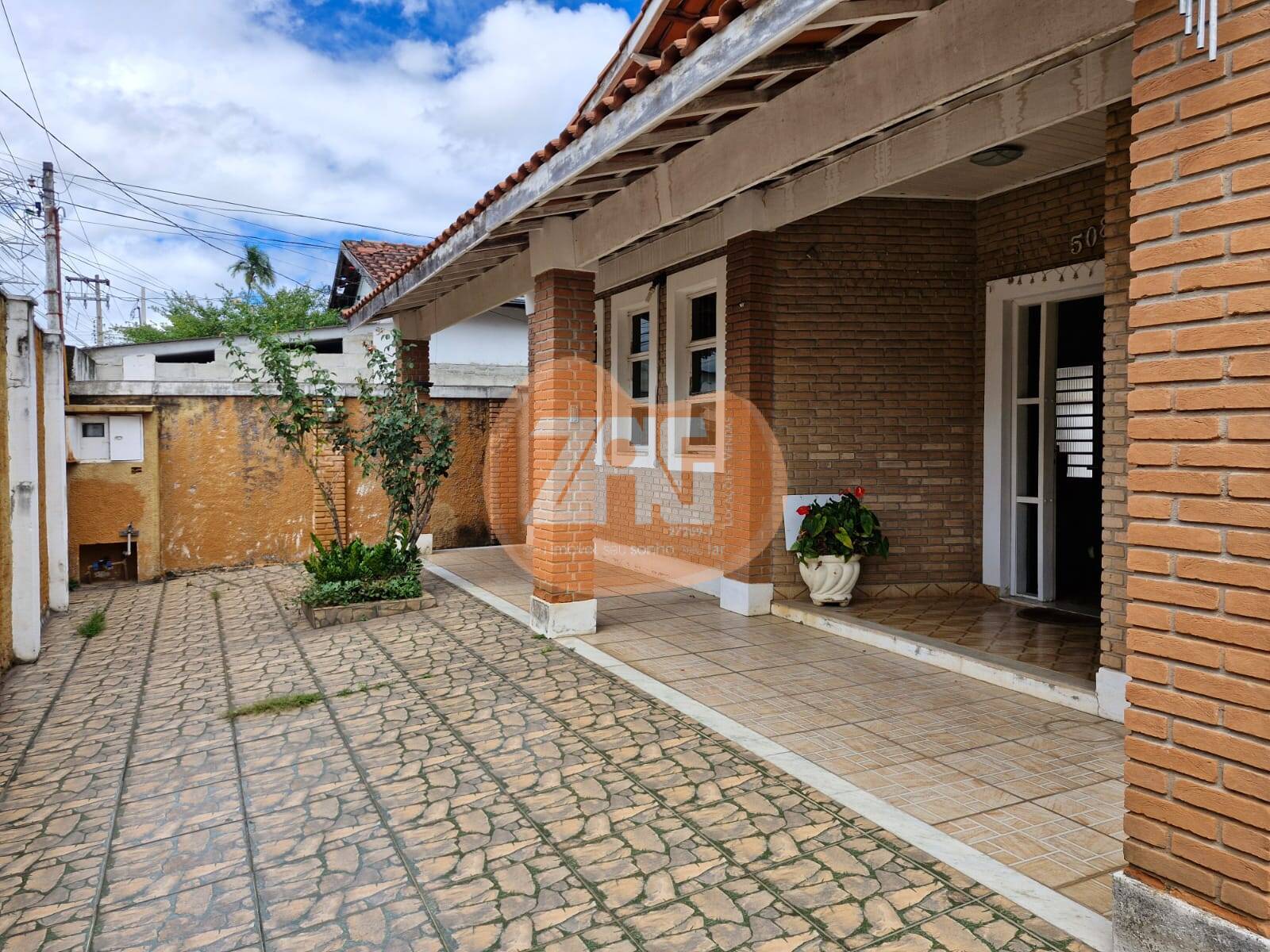 Casa à venda com 3 quartos, 196m² - Foto 1